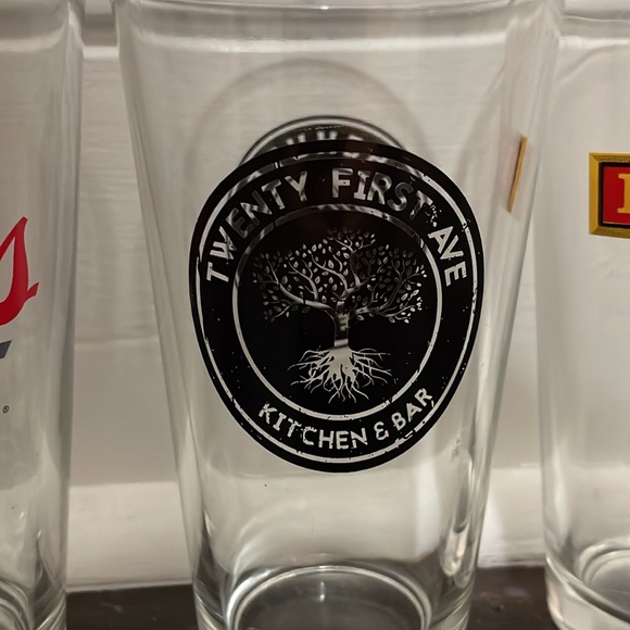 Bundle of 3 Vintage Beer Glasses - Coors Light, Deschutes Brewery, and Budweiser - Picture 4 of 5
